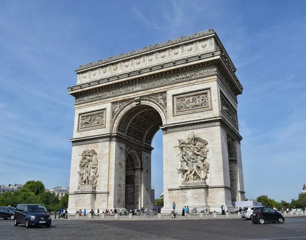 Avantages et inconvénients de la location de vacances face à l'hôtel en bord de mer